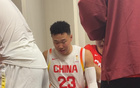 贺希宁晒合影庆祝男篮胜利，胡明轩评论：乐邦詹士先生